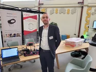 Dr. Sebastian Zimmermann vor dem Stand der UP auf der Transfer on Fire