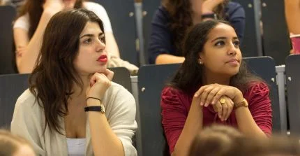 Studierende im Hoersaal