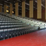 Vorhang auf: Der große Hörsaal hat Platz für 800 Personen und kann zudem geteilt werden.