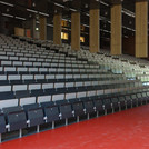 Vorhang auf: Der große Hörsaal hat Platz für 800 Personen und kann zudem geteilt werden.
