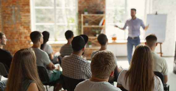 Was bringen konkrete Regelungen zu Fortbildungen für Lehrkräfte – Potsdamer Bildungswissenschaftlerinnen und -wissenschaftler haben dazu nun eine Studie vorgelegt. | Foto: AdobeStock/master1305