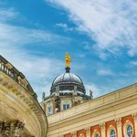 Fortuna schüttet ihr Füllhorn aus über der verschneiten Kuppel des Südcommuns am Neuen Palais.