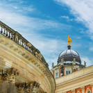 Fortuna schüttet ihr Füllhorn aus über der verschneiten Kuppel des Südcommuns am Neuen Palais.