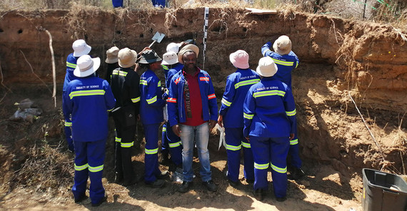 Der botsuanische Bodenwissenschaftler Prof. Peter Eze (Mitte) mit Studierenden der Botswana International University of Science and Technology im Feld.