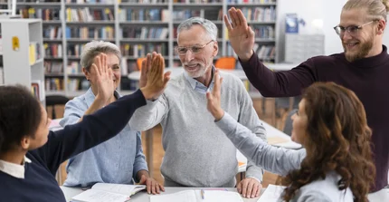Menschen geben sich ein High Five
