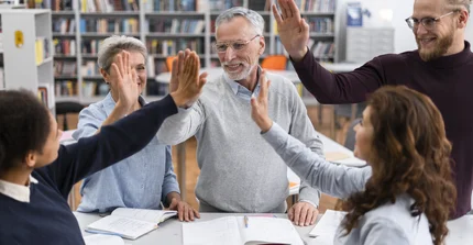 Menschen geben sich ein High Five