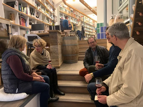 Gäste beim philosophischen Weinsalon