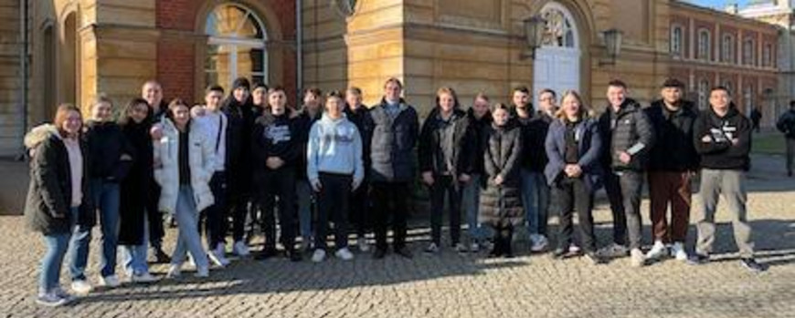 Besuch einer Schülergruppe des Adolf-Reichwein Gymnasiums