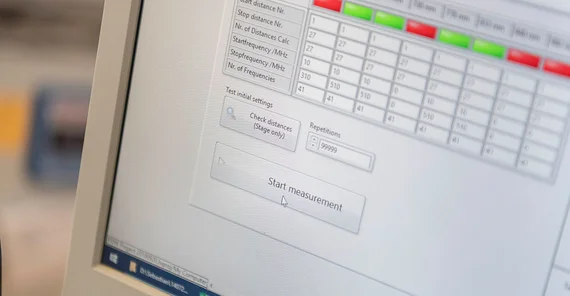 Sebastian Zimmermann konfiguriert das automatische Syntheseprogramm am Computer ein und startet es. Der pH-Wert wird zum Beginn der Messung mit einem Milliliter der Wasserglaslösung eingestellt.