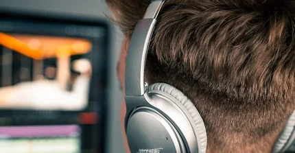 Junge mit Kopfhörer