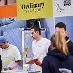 Menschen an einem Messestand stehend