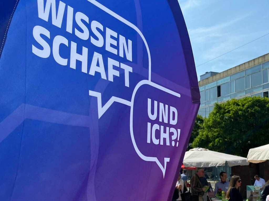 Flage mit dem Veranstaltungstitel „Wissenschaft – und ich?!“