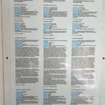12- Mehrsprachiges Schild mit Zusatzinformationen zu den Stolpersteinen in der Oranienburger Straße in Berlin, Mitte (Deutsch, Englisch, Französisch).