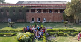 20 Studierende erkundeten bei einer Exkursion die kulturelle Vielfalt Delhis. Foto: Paul Carlisle.