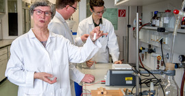 Brigitte Duvinage with students in the lab. Photo: Karla Fritze.