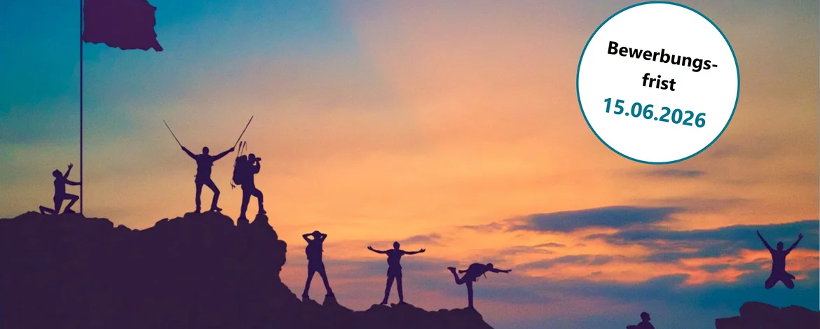 Verschiedene Menschen stehen als Silouette auf einem Berg beim Sonnenuntergang. Rechts steht in einer Bubble die Bewerbungsdeadline 15.06.2026. - 