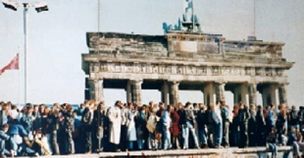 © Unknown photgrapher, Reproduction by Lear 21, "West and East Germans at the Brandenburg Gate in 1989"