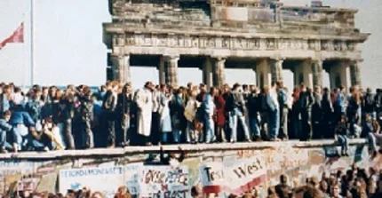 © Unknown photgrapher, Reproduction by Lear 21, "West and East Germans at the Brandenburg Gate in 1989"