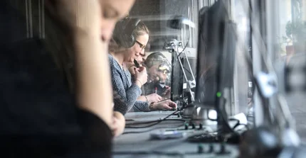 Studierende in Übersetzerkabine