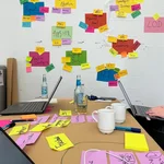 Colorful paper sticked to a wall at DH Jewish hackathon 2022.