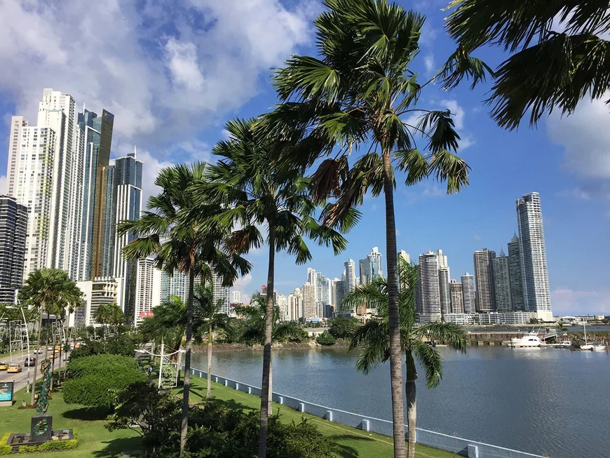 Blick von der Promenade auf die Skyline von Panama-Stadt.