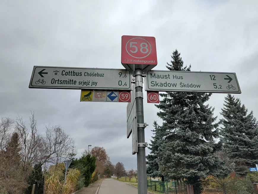 Außenbereich des Wendischen Museums in Cottbus, Name auf Deutsch und Sorbisch Autor*innen: Cesar, Taija, Conrad, Merk