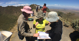 Diskussion am Kalderarand des Mount Longonot. Foto: Henry Wichura.