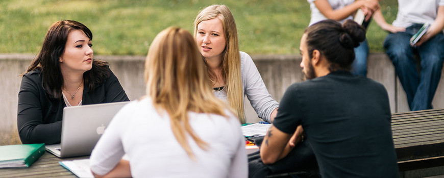 Studierenden Gruppenarbeit am Griebnitzsee