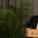 Prof. Dr. Florian Schweigert bei der Laudatio auf der Bühne am Rednerpult.