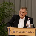 Prof. Dr. Florian Schweigert bei der Laudatio auf der Bühne am Rednerpult.