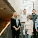 Das Team der Professur auf der Treppe.