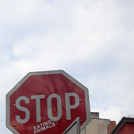 23- Schriftlicher Dialog "Stop eating animals" auf einem Stopschild (Verkehrszeichen) in Berlin, Neukölln. Der Zusatz "eating animals" wurde als Aufkleber unter "Stop" platziert (Deutsch, Englisch).