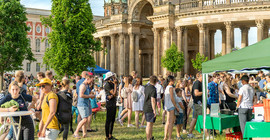 Vielen Menschen beim Campus Festival auf der Wiese an der Kolonnade am Neuen Palais.