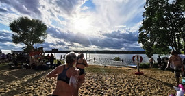 Das Bild zeigt zwei Frauen, die zum See laufen.