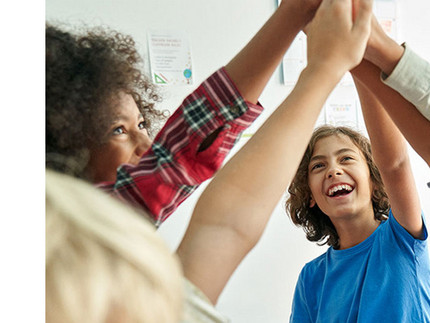 Gruppe Kinder macht Handschlag