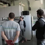 Menschen schauen sich ein Labor von innen an