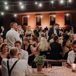 Gäste im Innenhof bei bester Laune und ausgelassener Stimmung.