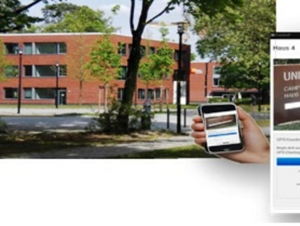 Ein Bild mit dem Instituti für Informatik und einer Hand, die ein Smartphone hält. Auf dem Smartpone ist eine auf den Ort bezogene Beispielaufgabe zu sehen.