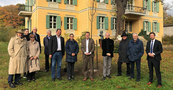 Vor dem Theodor-Fontane-Archiv erinnert jetzt eine Winter-Linde an den im April verstorbenen Staatssekretär a.D. Klaus Faber. | Foto: Dr. Silke Engel.