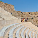 Ein Teil eines Amphittheaters ist modern bestuhlt. Der Rest zeigt archäologische Funde. Die moderne Bühne mit "Nicken" zur ursprünglichen historischen Herkunft ist ebenso zu erkennen.