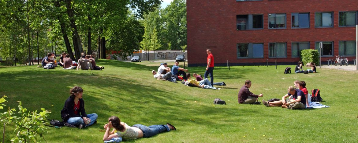 Studierende unter freiem Himmel