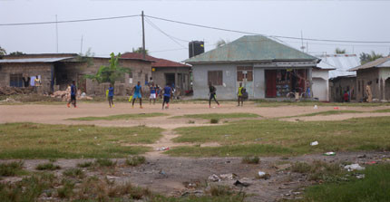 Fußballspiel im (ehemaligen) botanischen Garten von Sansibar. | Foto: Torsten Lipp.