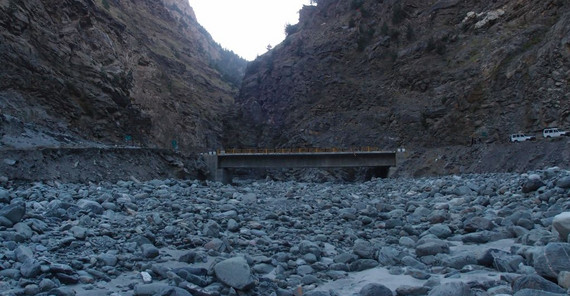 Das Bild zeigt die abgelagerten Sedimente an einem Zufluss des Sutlej im Himalaya. Das Foto ist von Bodo Bookhagen.