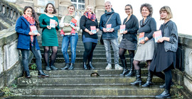 Die „Macher“ des Buches (v.l.n.r.): Linn Schulz, Aline Kanis, Lena Rabolt, Julia Willems, Patrick Tolxsdorf, Christina Flügel, Petra Lenz, Dorothee Mitteldorf. Es fehlen Anne Luther, Susanne Lauks, Vanessa Schilling und Tobias Schweiger (Grafiker). Foto: Karla Fritze.