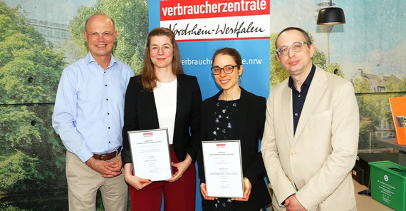 Auf dem Foto sind fünf Personen zu sehen, die nebeneinander stehen und in die Kamera blicken. Von links nach rechts sind dies: Wolfgang Schuldzinski, der Vorstand der Verbraucherzentrale NRW, Dr. Lina Schauer, Dr. Raphaela Bruckdorfer, sowie Dr. Christian Bala, der das Kompetenzzentrum Verbraucherforschung der Verbraucherzentrale NRW leitet.