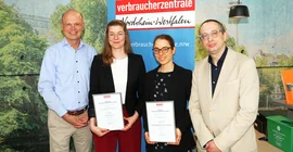 Auf dem Foto sind fünf Personen zu sehen, die nebeneinander stehen und in die Kamera blicken. Von links nach rechts sind dies: Wolfgang Schuldzinski, der Vorstand der Verbraucherzentrale NRW, Dr. Lina Schauer, Dr. Raphaela Bruckdorfer, sowie Dr. Christian Bala, der das Kompetenzzentrum Verbraucherforschung der Verbraucherzentrale NRW leitet.