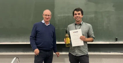 Award for Georg, handed over by the chair of the DGGM Prof. Oliver Sass (image: Johannes Schmidt)