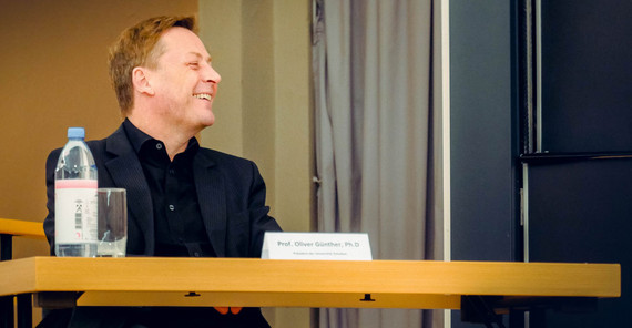 Der Präsident der Universität Potsdam, Prof. Oliver Günther, Ph.D. beim wissenschaftlichen Salon | Foto: Reinhold Engel