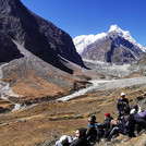 Dr. Schwanghart doziert im Feld. Im Hintergrund Satopanth-Gletscher und Mount Balakun (6471 Meter).