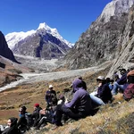 Dr. Schwanghart doziert im Feld. Im Hintergrund Satopanth-Gletscher und Mount Balakun (6471 Meter).